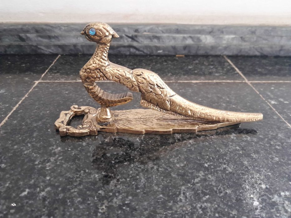 Elegantíssimo quebra nozes, abre latas, peça decorativa etc, em latão