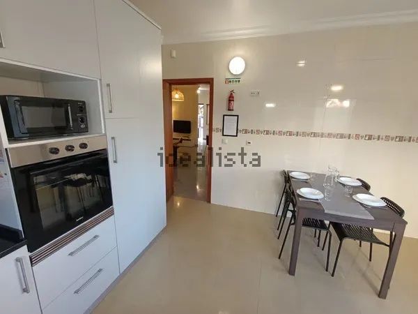 Quarto novo em moradia com jardim | Lisboa Metro da Encarnação | Despesas incluídas