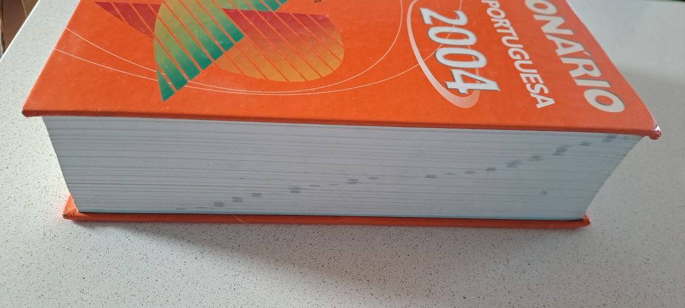 Dicionário de Língua Portuguesa com 1812 páginas, da Porto Editora.