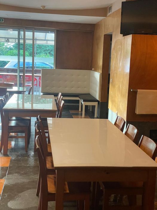 Sofá de canto preto e branco