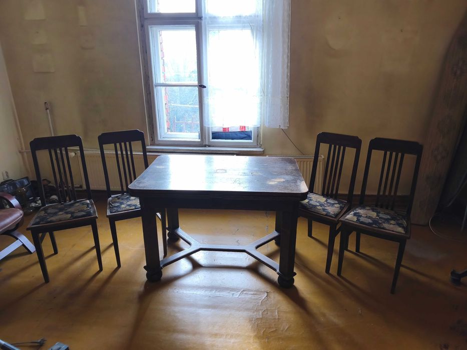 Stary rozkładany stół z czterema krzesłami