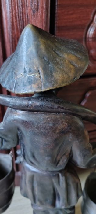 Stara duża rzeźba z brązu - Chińczyk niosący wodę