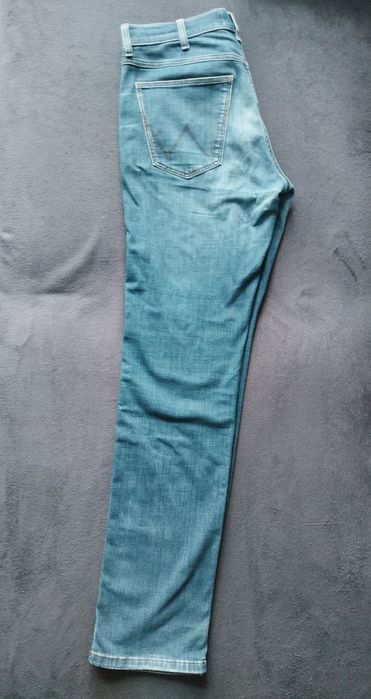 Nowe spodnie jeansowe Wrangler. Rozmiar: 31.