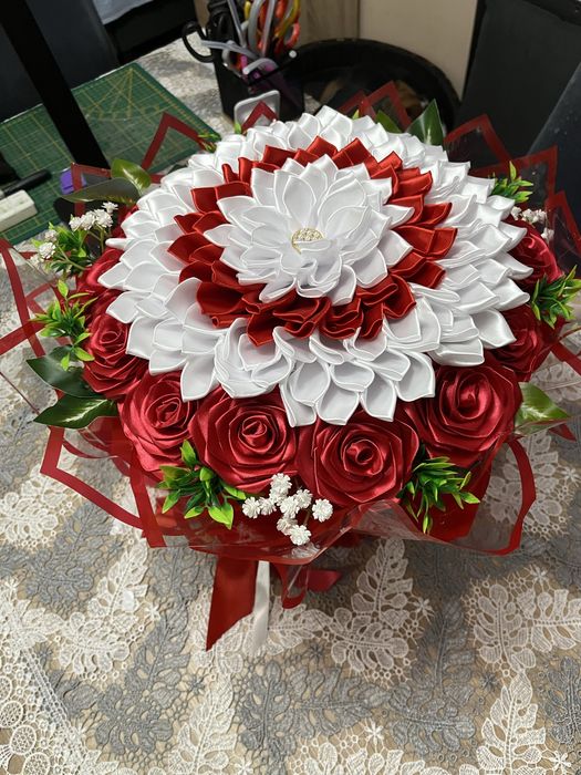 Bukiet kwiatow ze wstazki satynowej