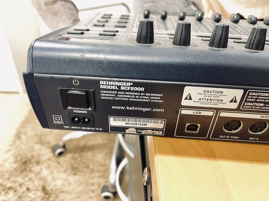 Behringer BCF 2000 controlador midi usb