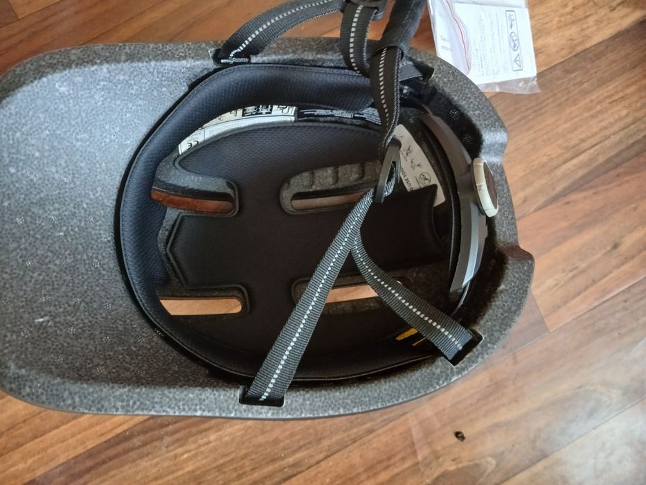 Kask nowy posiada malutkie wgniecienie