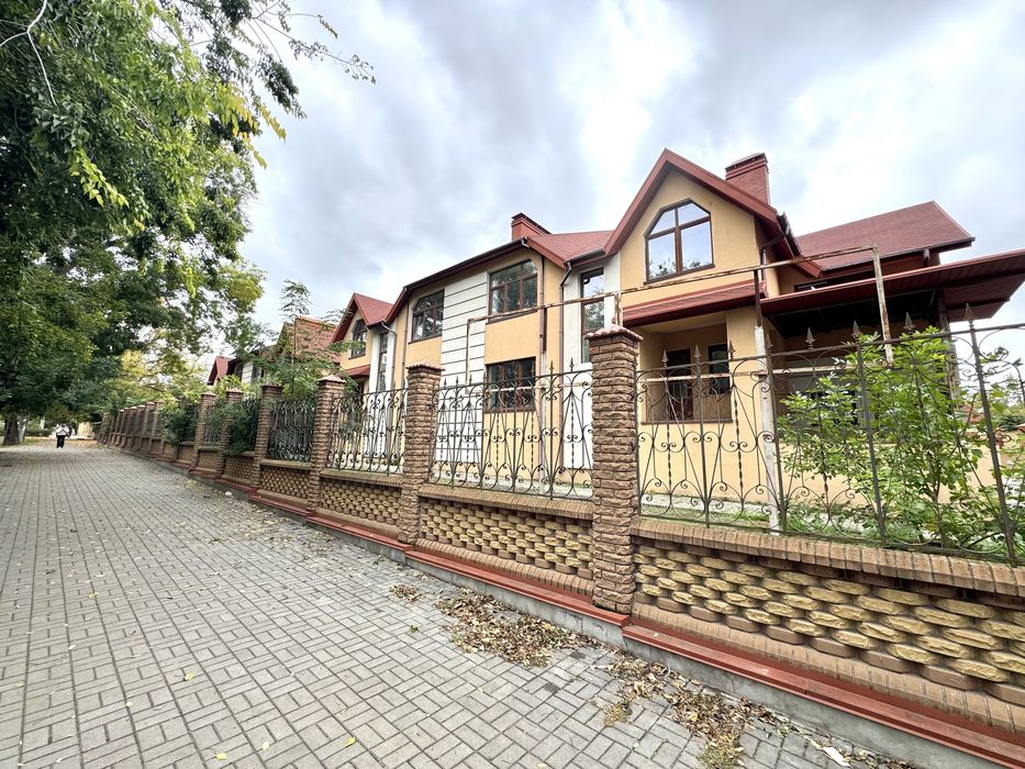 Продажа фасадного коттеджа под коммерческую деятельность в центре