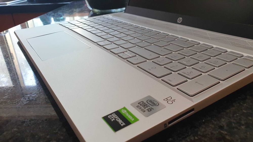 Portátil HP Pavillion Laptop 15-cs3016np