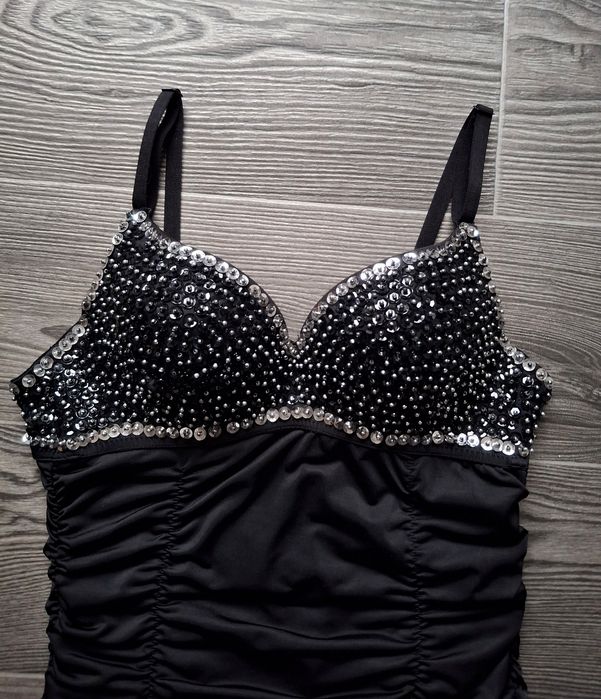 Неймовірна чорна сукня з паєтками і стразами