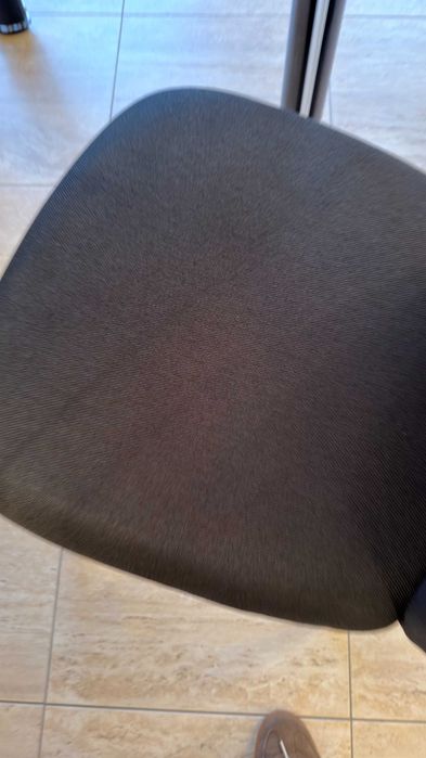 Mesa em vidro + 4 cadeiras estofadas – conjunto completo