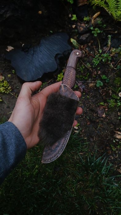 Ręcznie wykuty nóż myśliwski/ ręcznie rzeźbiona rękojeść. Knifemaking