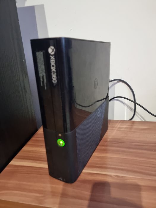 Xbox 360 Slim  E - sama konsola