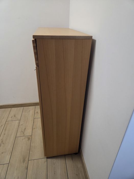 Komoda w kolorze drewna wąska