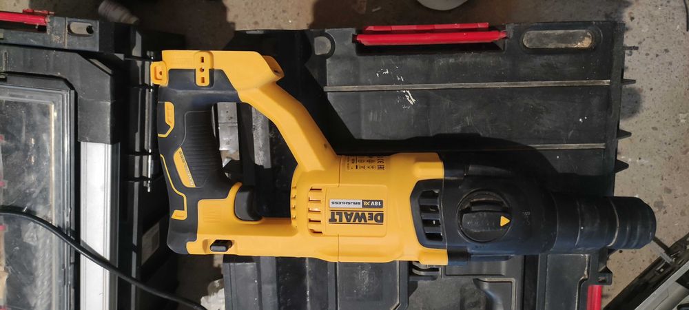 Перфоратор Dewalt DCH133