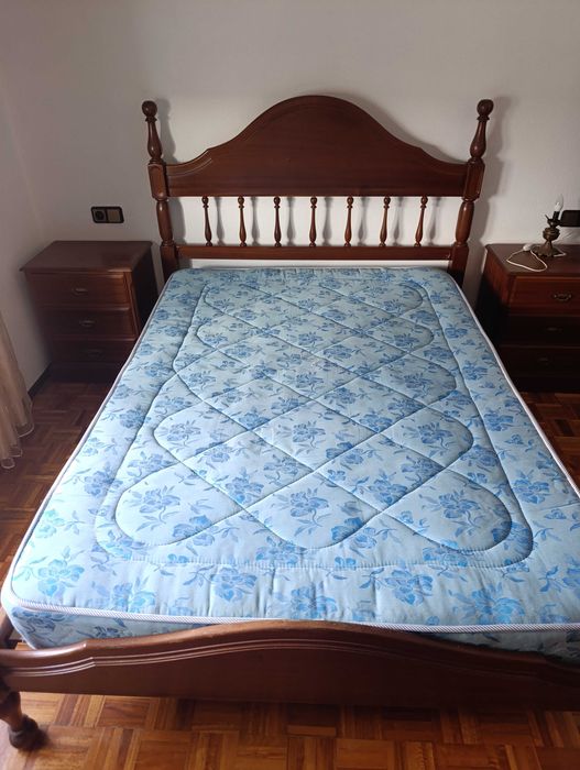 cama de quarto com mesinhas de cabeceira / comoda e colchão