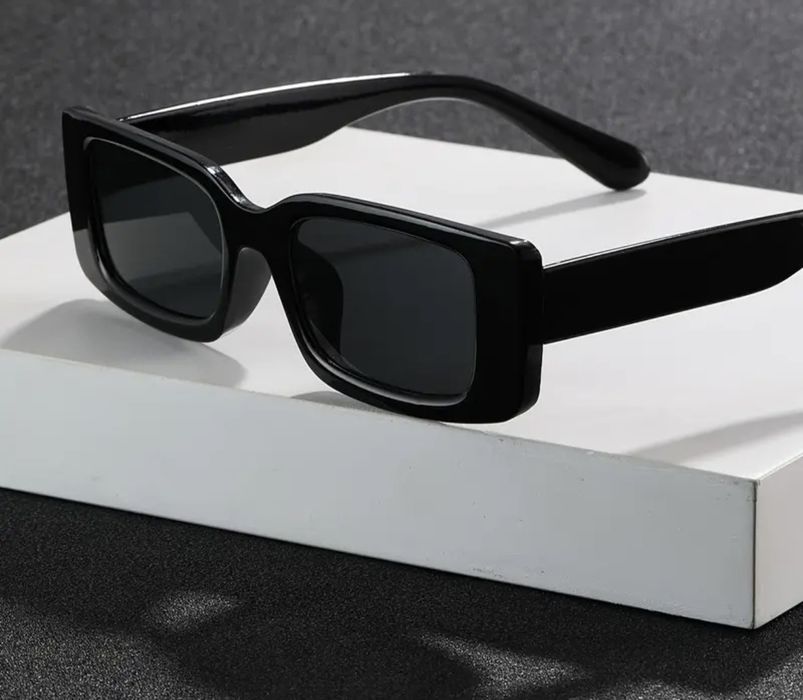 Óculos de sol de massa pretos NOVOS