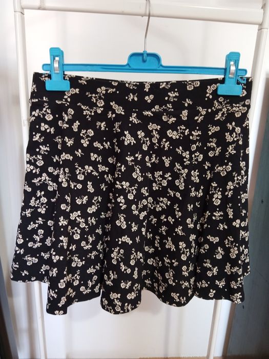 Saia curta preta e branca flores tamanho L
