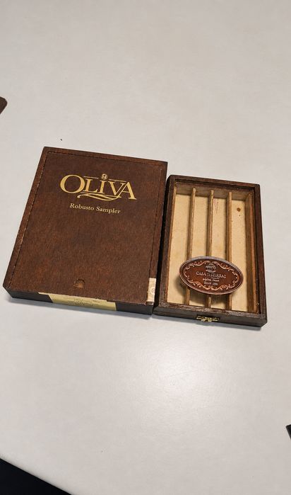 Lote 2 Caixas de Charutos Madeira Vazias - Oliva Cigars Sampler + Casa Turrent 1880 Vidro