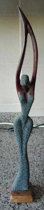 Figura feminina dançarina madeira e areia cuba