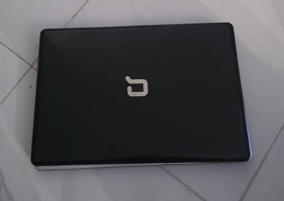Portatil Compaq modelo nas fotos para arranjo ou peças sem disco nem memorias