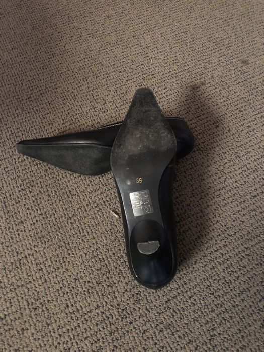 Vários modelos de sapatos em pele e sapatilhas