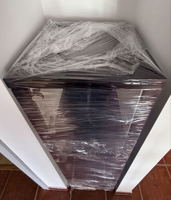 Kallax c/ portas de vidro e pés