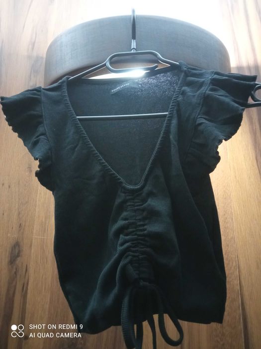 Czarny crop top lato