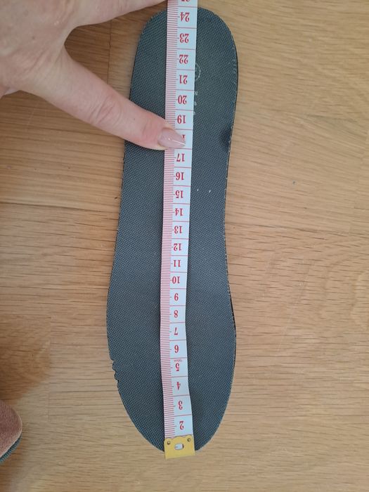 Продам жіночі кросівки-снікерси.