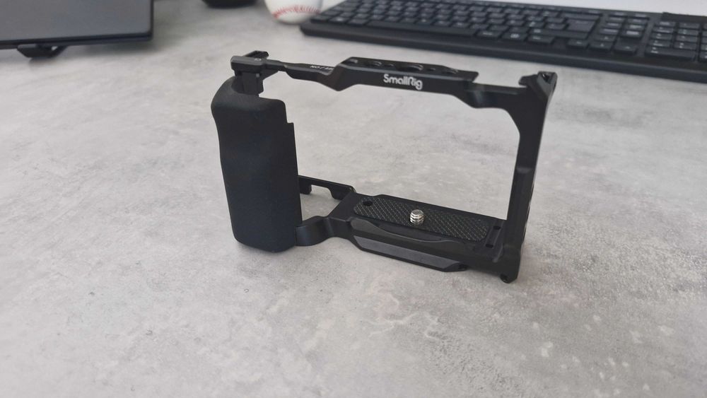 Sony ZVE-10 + Cage Small Rig + Baterias Extra