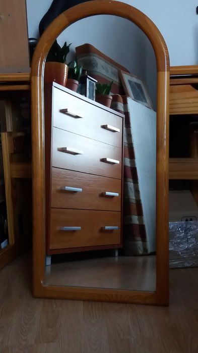 Lustro pionowe w drewnianej oprawie