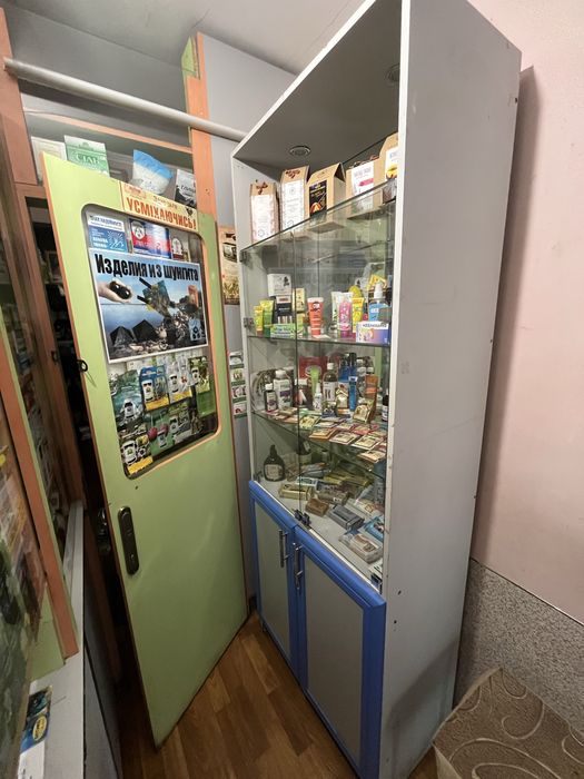 Шафа зі склом для магазину