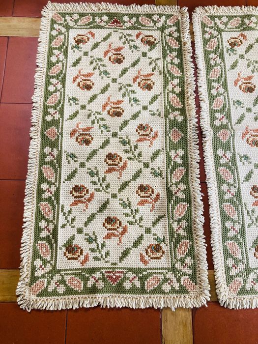 Conjunto de três tapetes de arraiolos