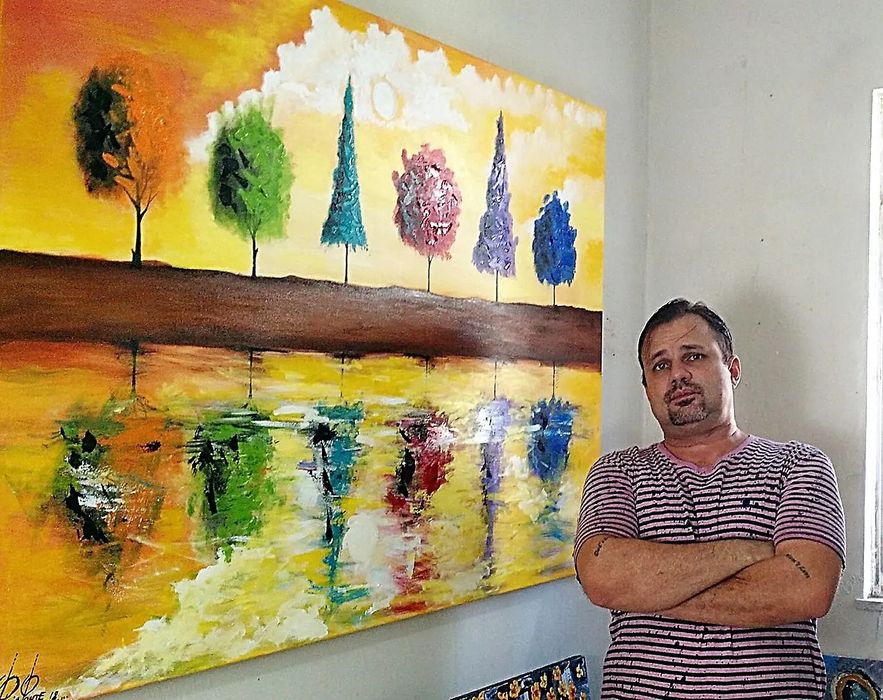 Quadros decorativos pintados a mão.
