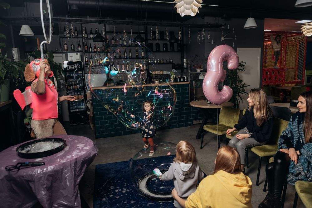 Шоу мильних бульбашок. Мильні бульбашки. Мыльные пузыри.