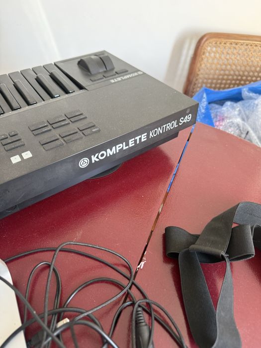 Komplete kontrol s49 midi keyboard
