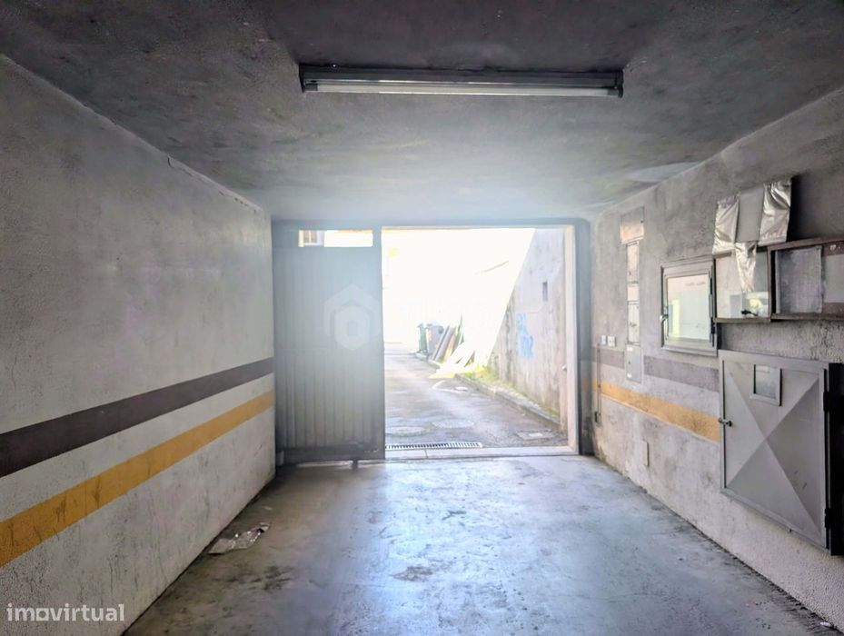 Garagem/Armazém 63 m² – Espaçosa, versátil e rara em Camarate