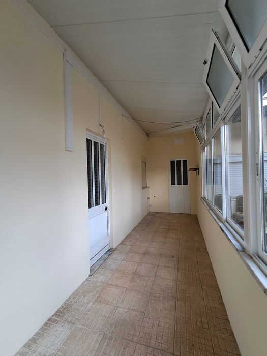 Casa térrea,  composta de cozinha , casa de banho, sala , quarto e marquise