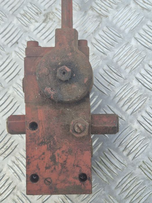 Rozdzielacz hydrauliczny dwusekcyjny