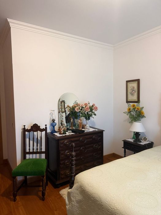 Quarto mobilado com WC privativo – Zona nobre de Torres Novas