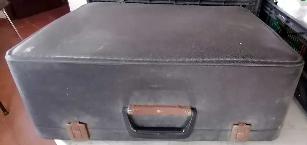 Máquina de Escrever Olympia + Caixa