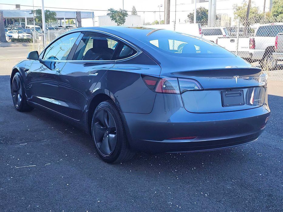 Tesla Model 3 Long Range      2019