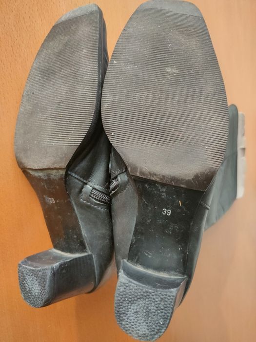 Par de botas pretas usadas.