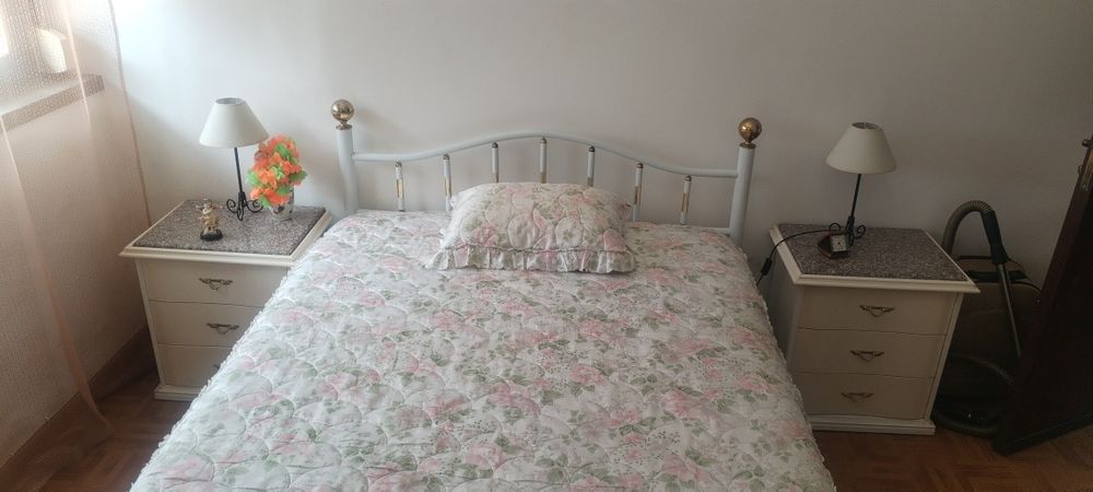 Cama de casal, mesa de cabeceiras e cómoda