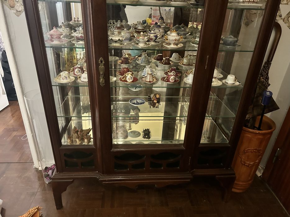 Cristaleira com espelho e gavetas em madeira