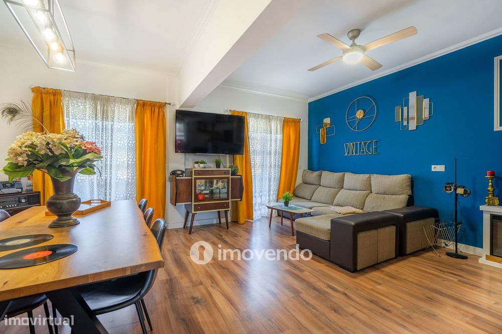 Apartamento T3+1 com áreas amplas e cozinha equipada, no Lumiar