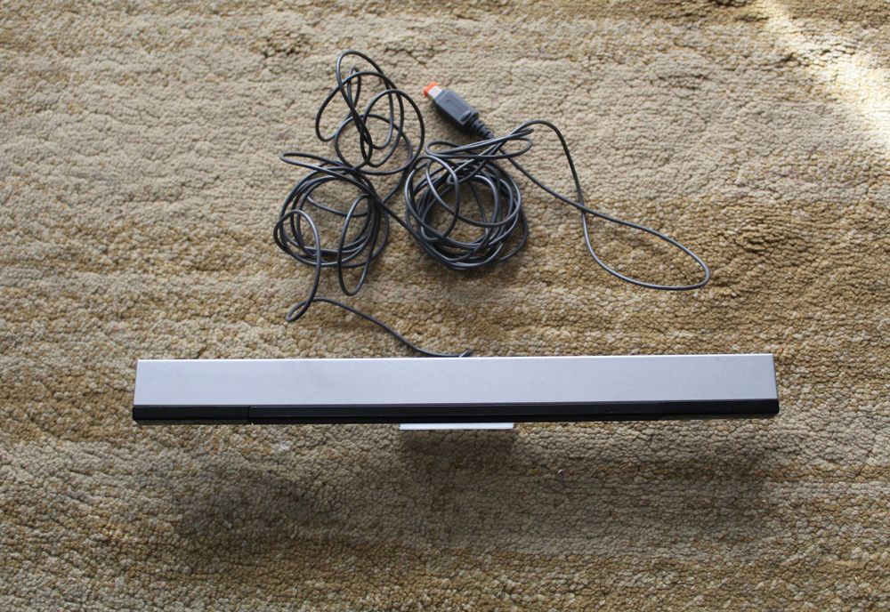 Nintendo Wii Branca + 2 Comandos + Jogo Wii Sports