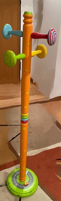 Cabide de pé em madeira pintada para quarto de criança