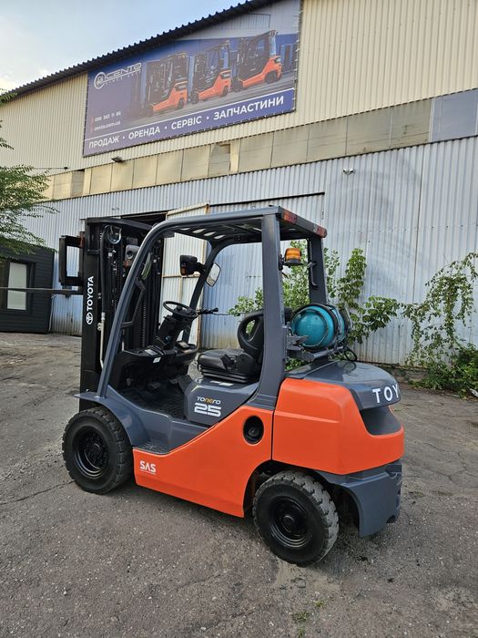 Вилковий навантажувач Toyota 2,5 т газ/бензин. Вилочный погрузчик Тойота б/у