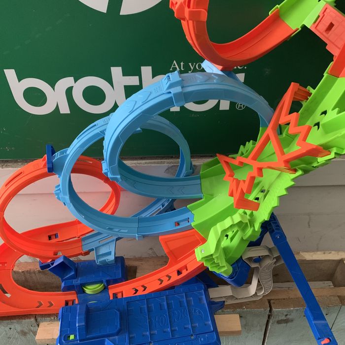 Крутий моторизований трек Hot Wheels 4 Петлі та віражи HXT06