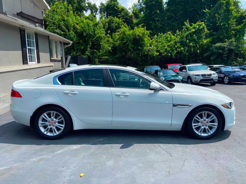 Jaguar XE 25t Premium      2018